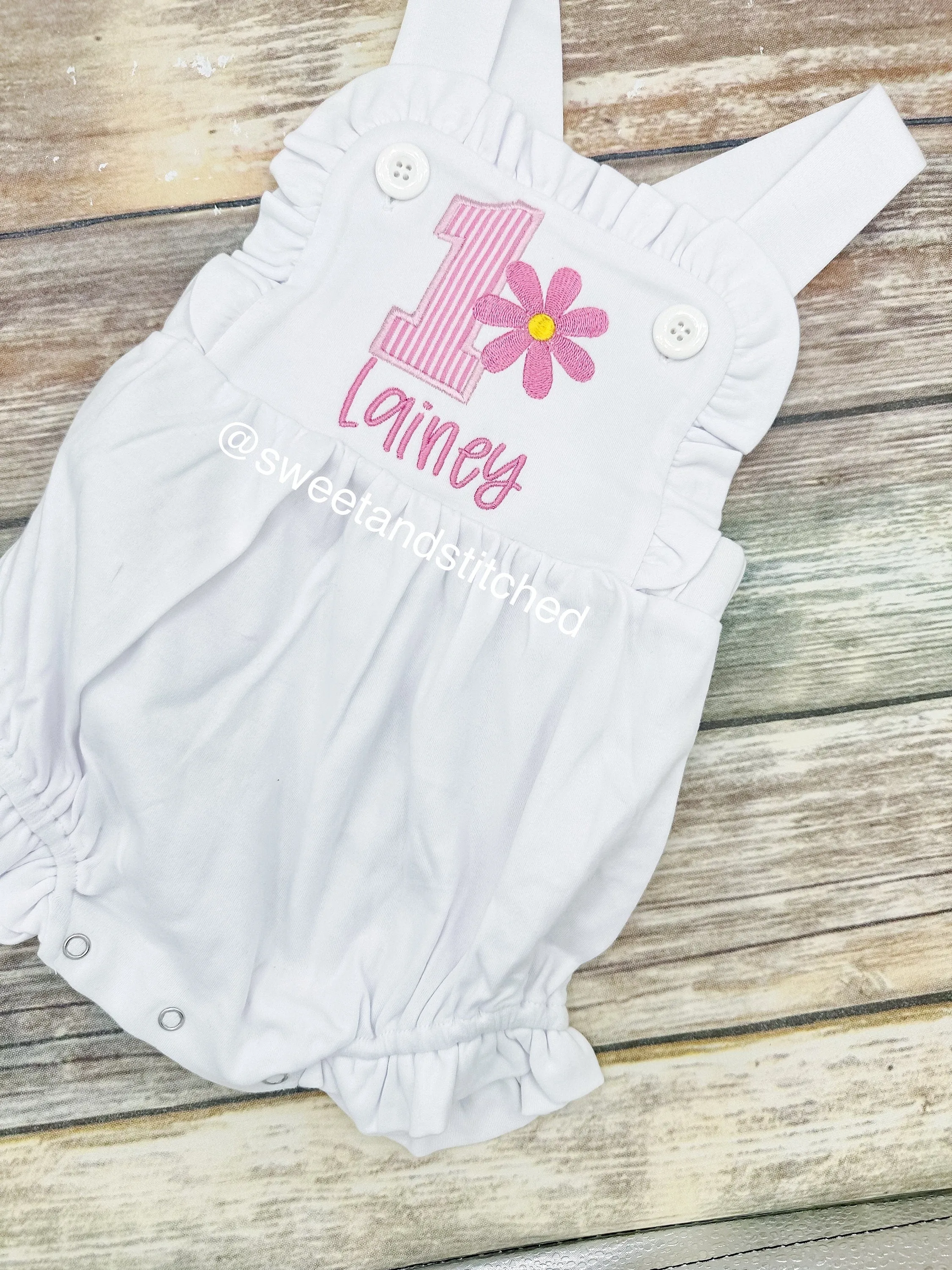 Monogrammed baby girl cake smash outfit with 1 and daisy, girls floral birthday bubble outfit, daisy 1st birthday outfit in white